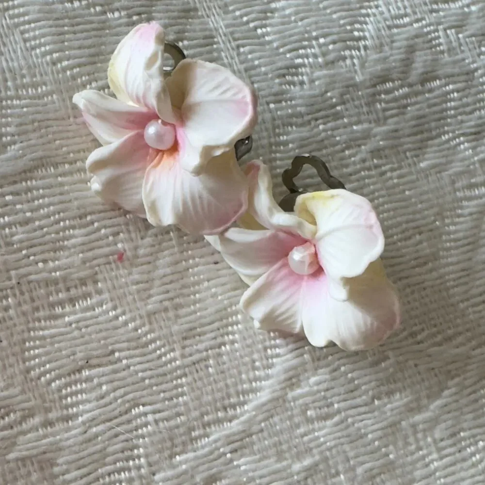 Vintage 1960’s Flower Earrings Hawaiian Tiki Pink Clip Ons with Pearl Center